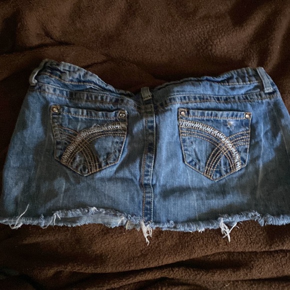 Cute denim low waisted mini skirt - Picture 2 of 3